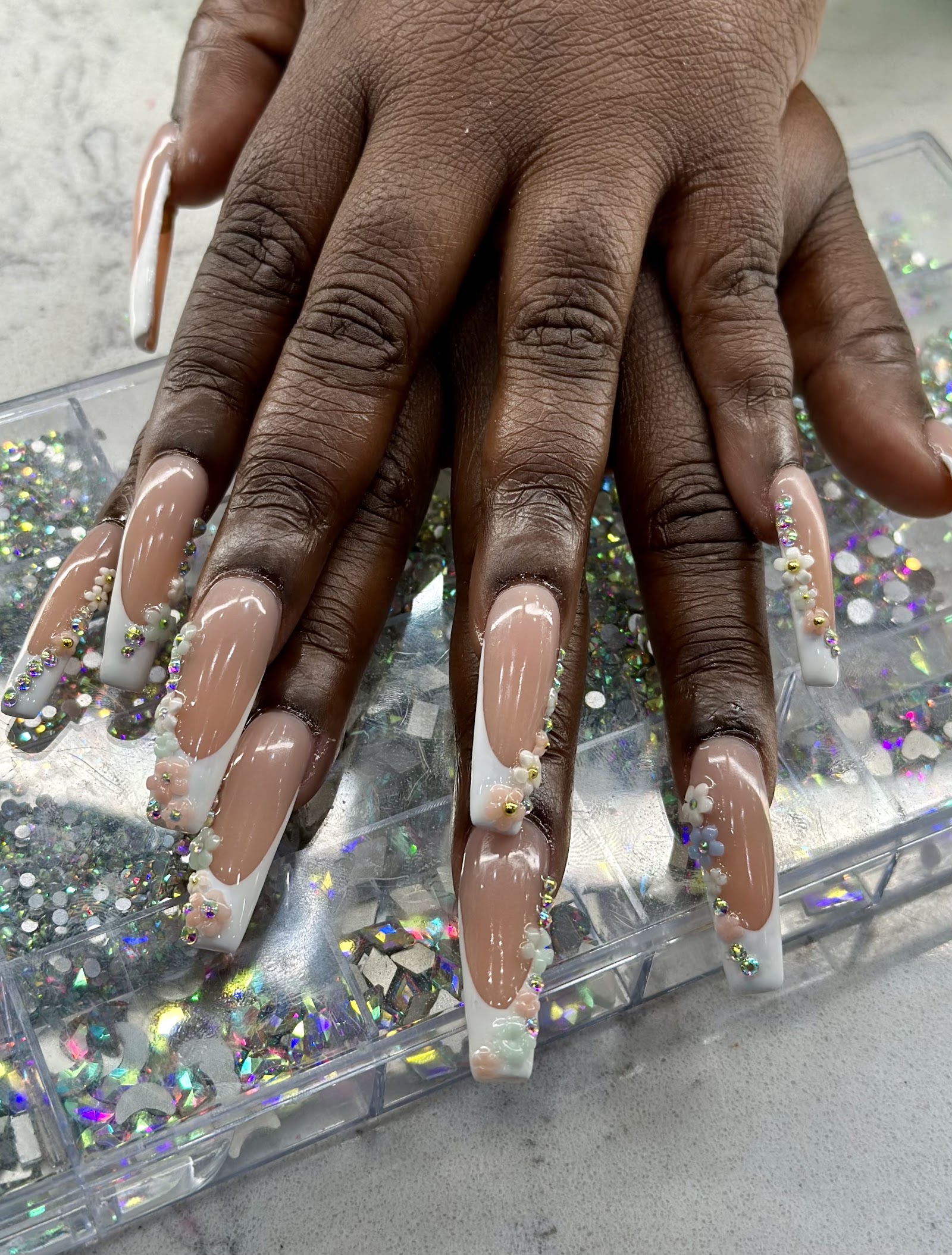 Pro Nails & Spa logo